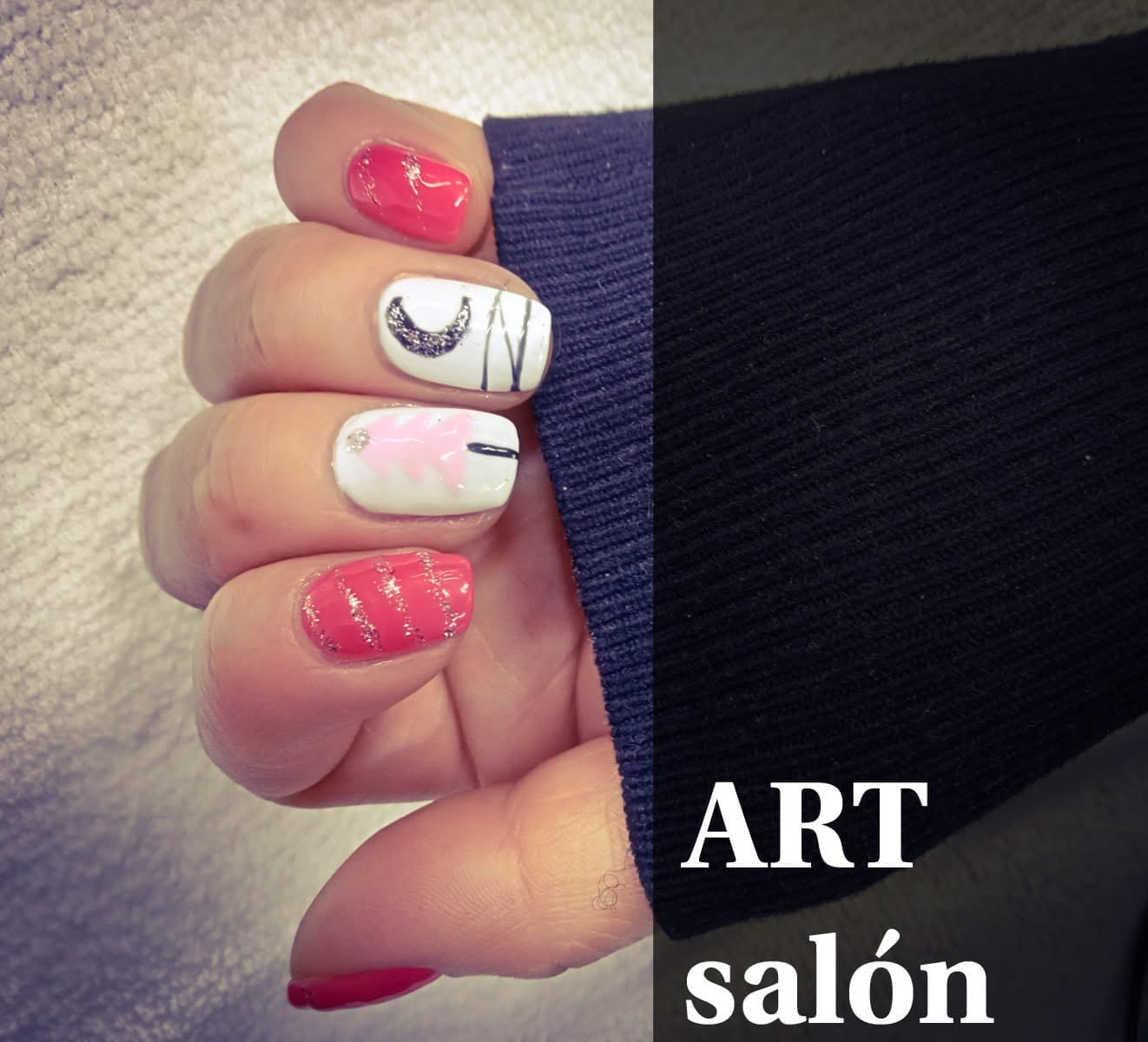 Nail art coral y blanco con detalles plata